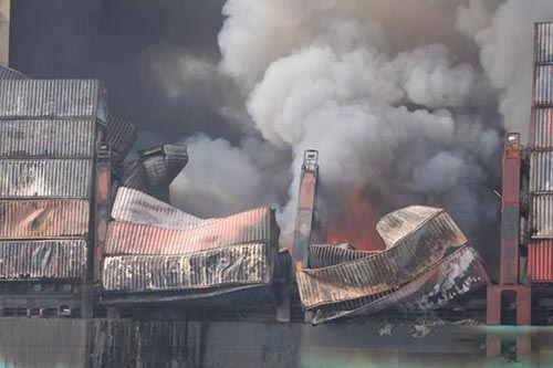 2021年6月17日上海港外四码头起火，疑似集装箱有瞒报的危险品。